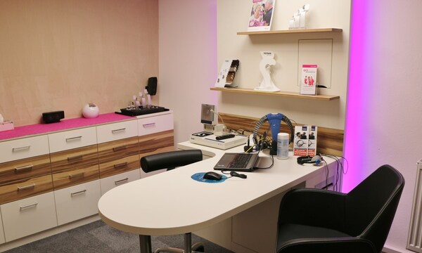 Moderner Beratungsraum für Hörakustik mit Laptop, Messgeräten und Infomaterial.